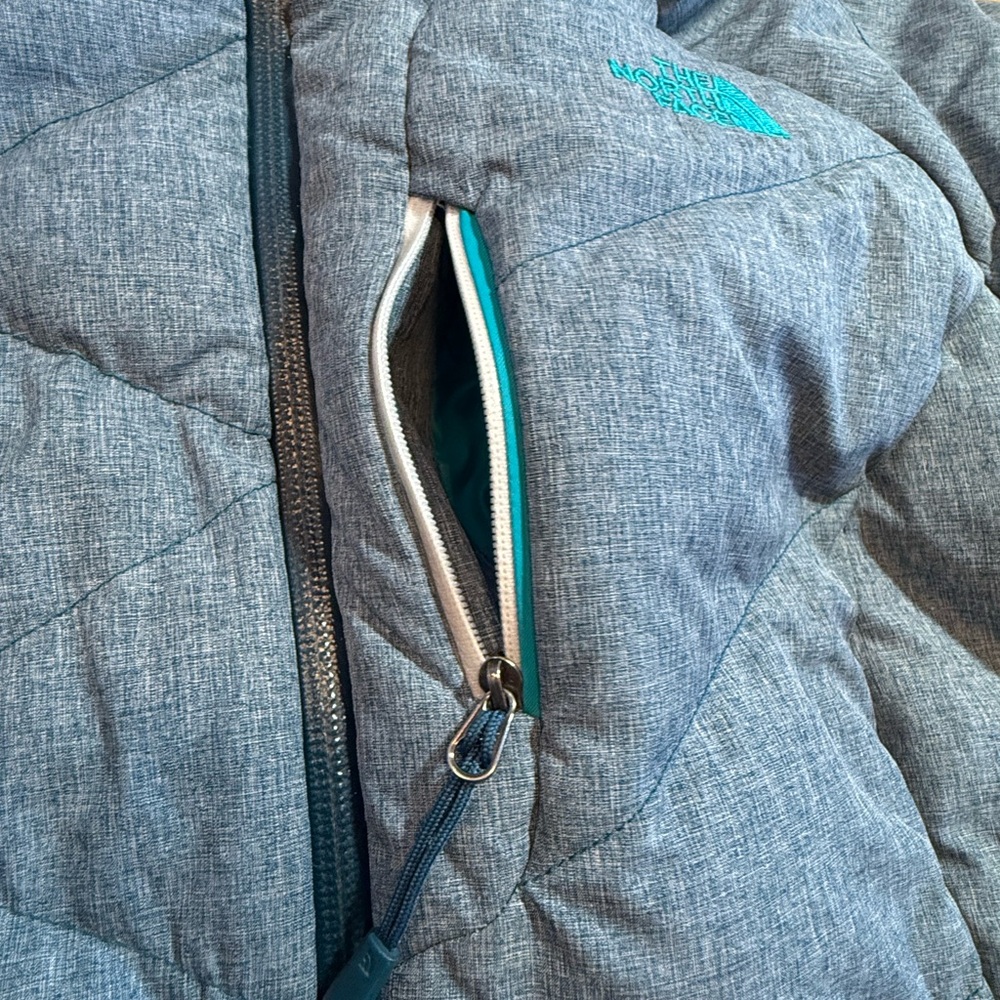 The North Face Women's gray and Blue Puffer Jacket #641 - Picture 10 of 14